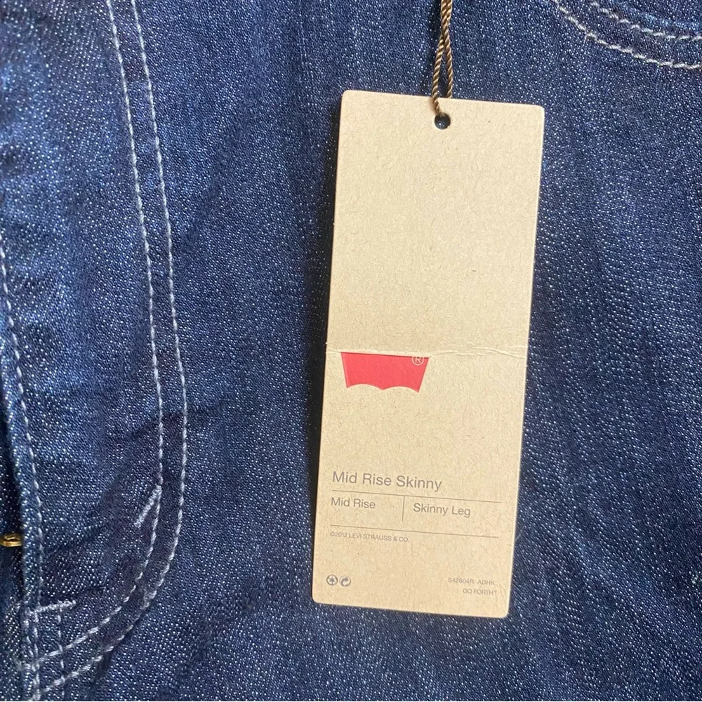 Levi Strauss W’s Classic Mid-Rise Skinny Dark Denim Blue Jeans Plus-Sz 16 NWT🔥